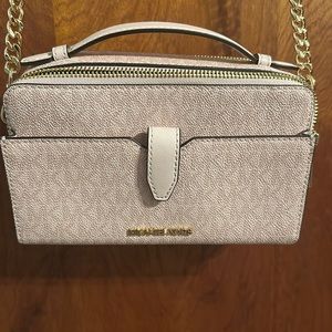 Beautiful like new condition, pink Michael Kors, Crossbody bag